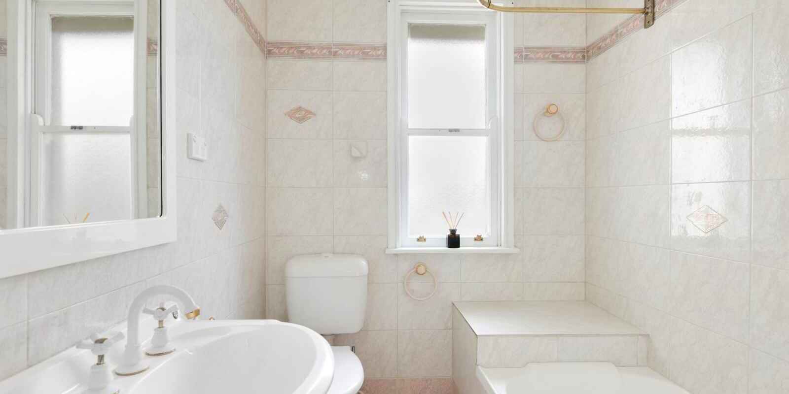 38 Bougainville Road Lethbridge Park 38 Bougainville Road Lethbridge Park