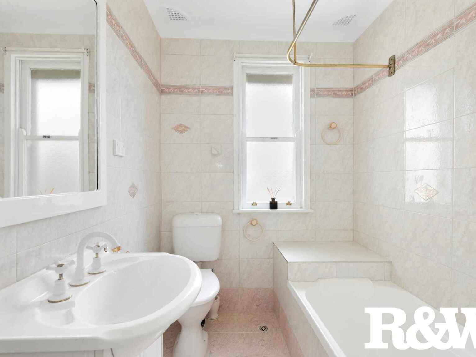 38 Bougainville Road Lethbridge Park 38 Bougainville Road Lethbridge Park